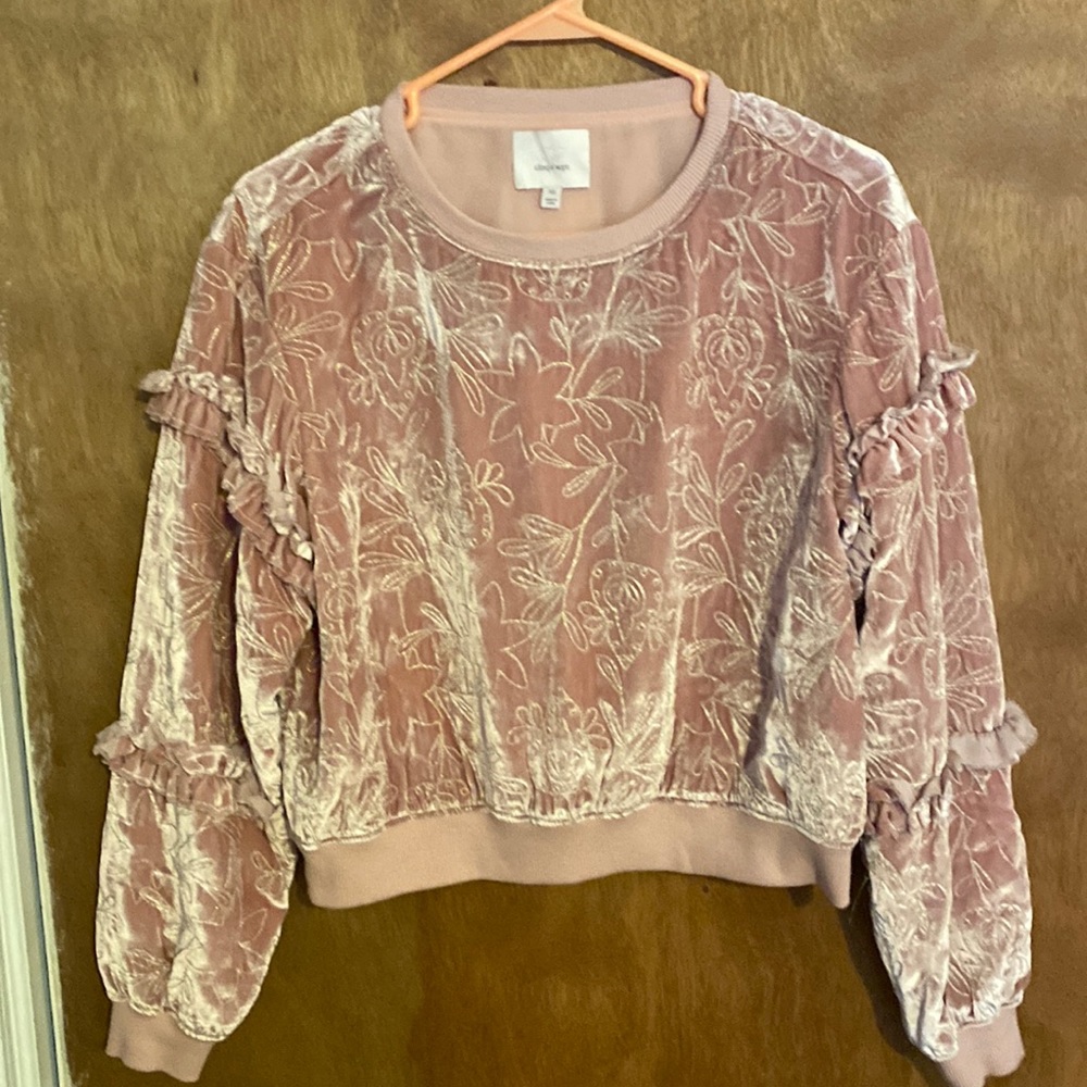 Wonens waist length long sleeve top by Cinq a’ Sept.